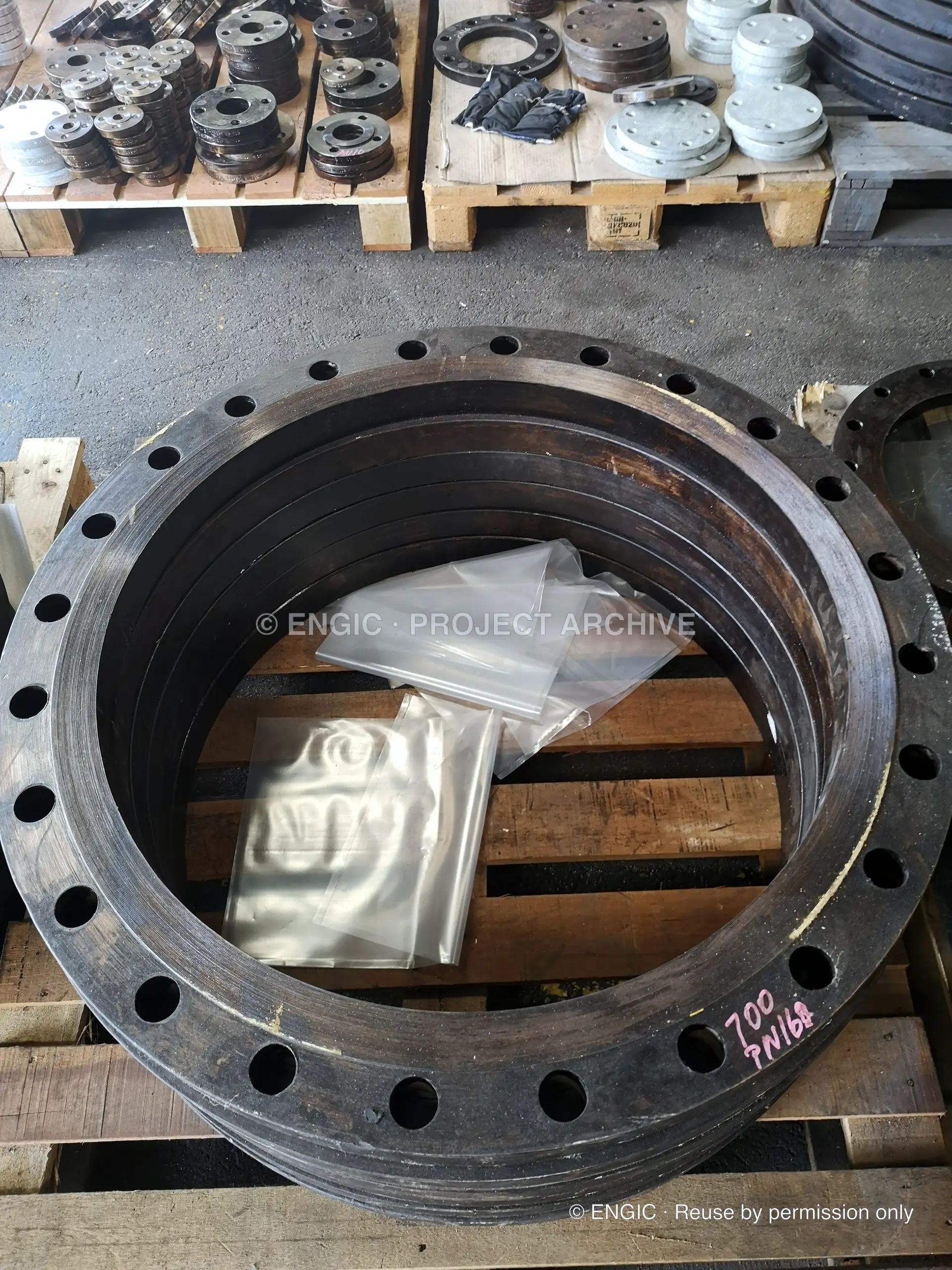 Large-diameter flange rings with smaller flanges and blind discs in the workshop