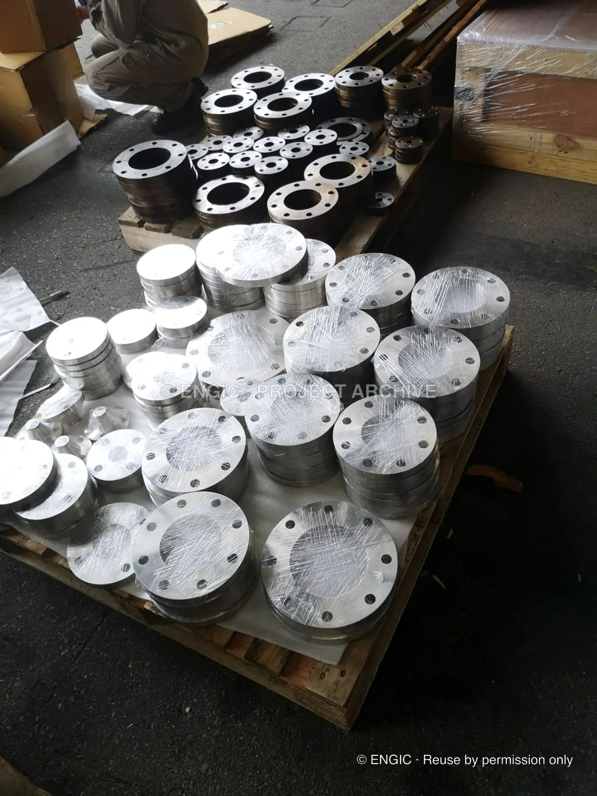 Wrapped flanges and discs arranged on a pallet